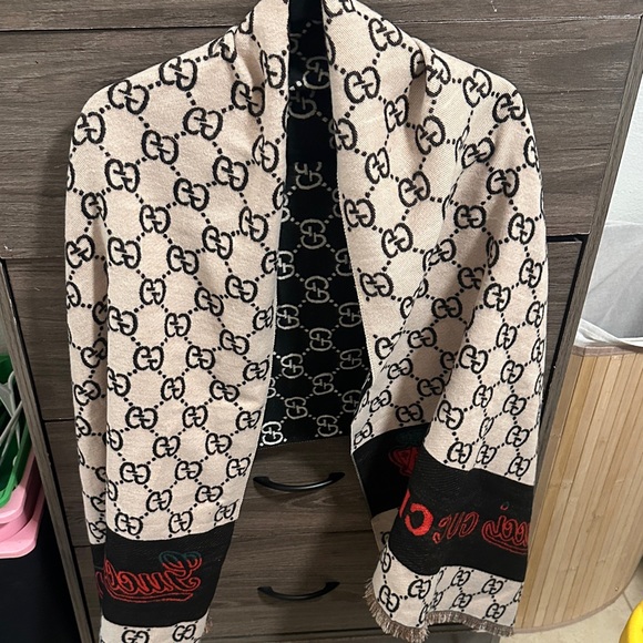 🤩 NWT Gucci Black and Tan reversible Red and Green Logo Scarf - Picture 2 of 6
